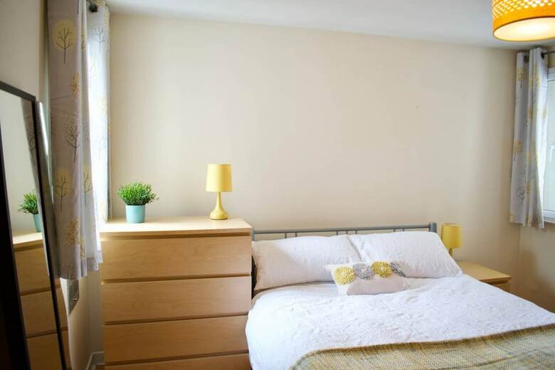Spacious 3 Bedroom Apartment In Central Location