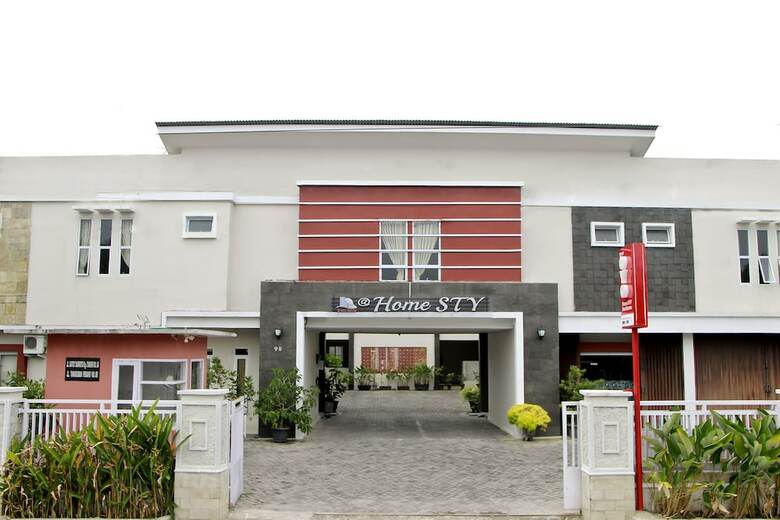 Hostal Oyo 1167 Home Sty Residence