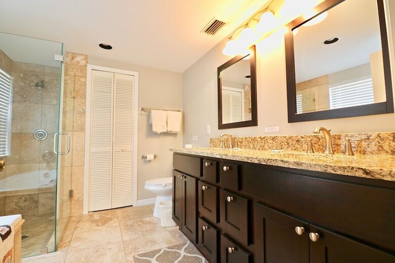 Villa Vibrant & Chic Home W/ Private Pool & Lake View