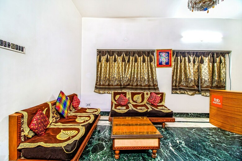 Hotel Fabexpress Satakshi Guest House