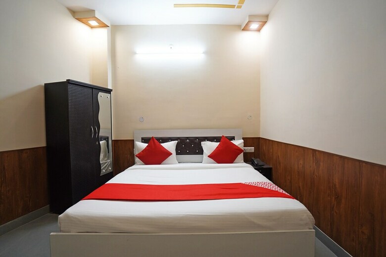 Hotel Oyo 46922 Qlark White Palace