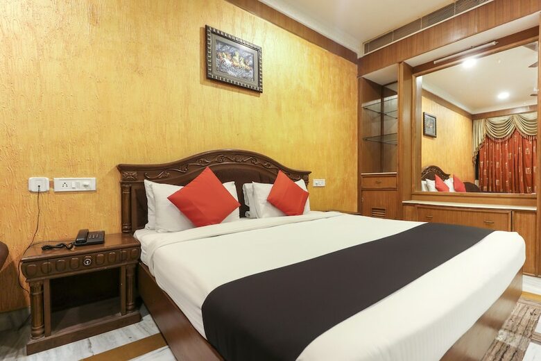 Capital O 5439 Hotel Shiraaz