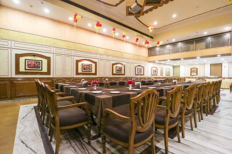 Capital O 5439 Hotel Shiraaz
