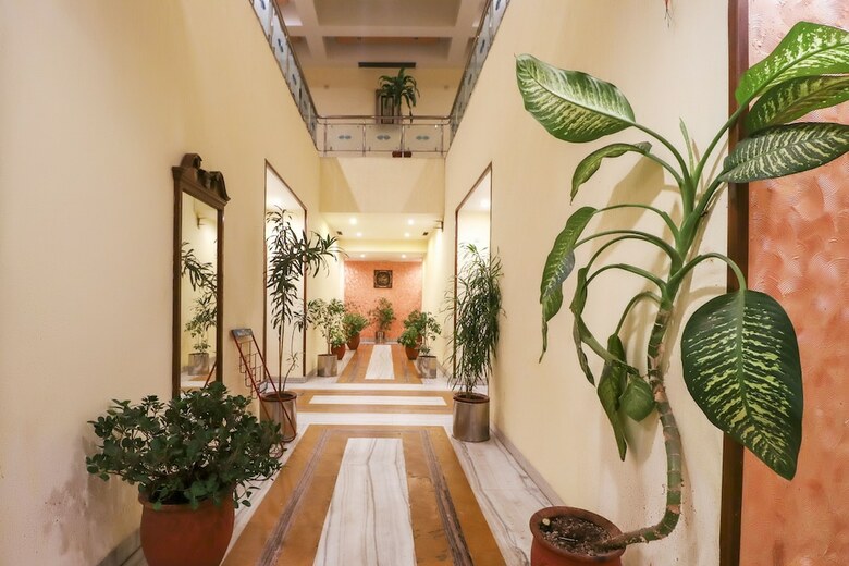 Capital O 5439 Hotel Shiraaz