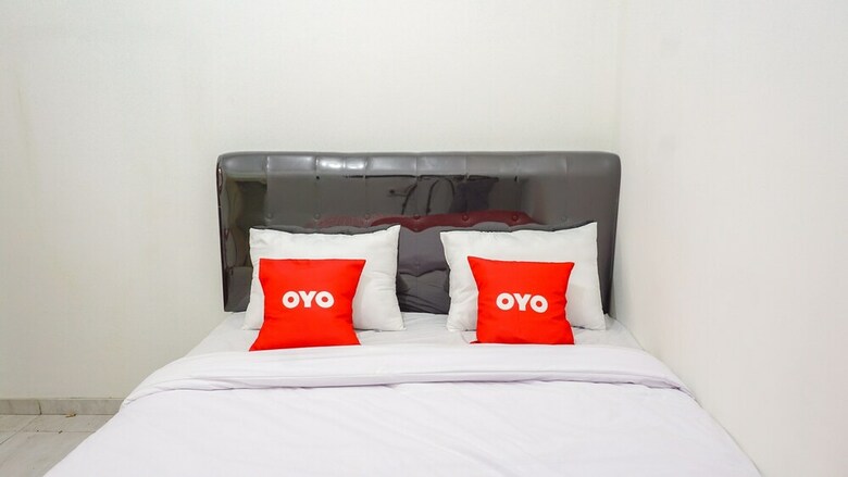 Hostal Oyo 1932 Srimahi Residence