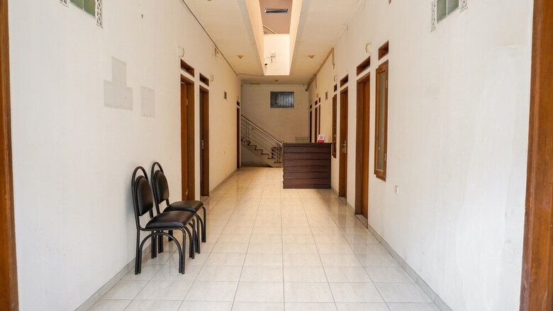 Hostal Oyo 1932 Srimahi Residence