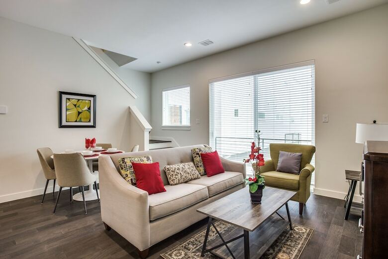 Modern Dallas Townhome 2 Br Fully Furnis
