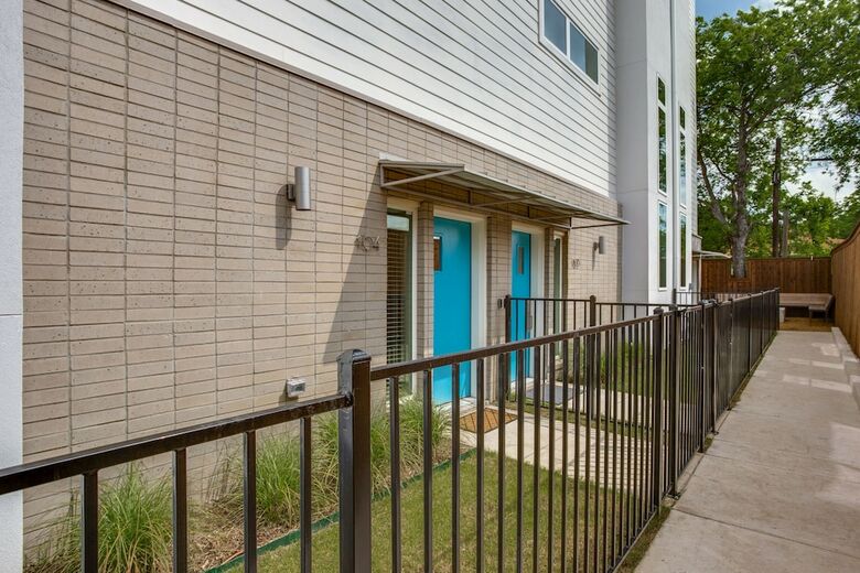 Modern Dallas Townhome 2 Br Fully Furnis