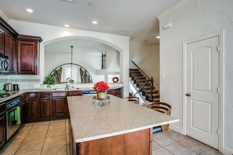 Beautifully Furnished Townhome At Shops