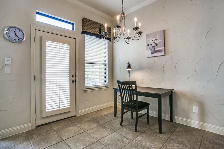 Beautifully Furnished Townhome At Shops