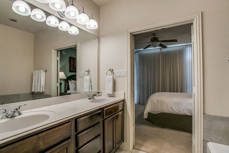 Stylish 3 Bedroom Town Home At Shops At