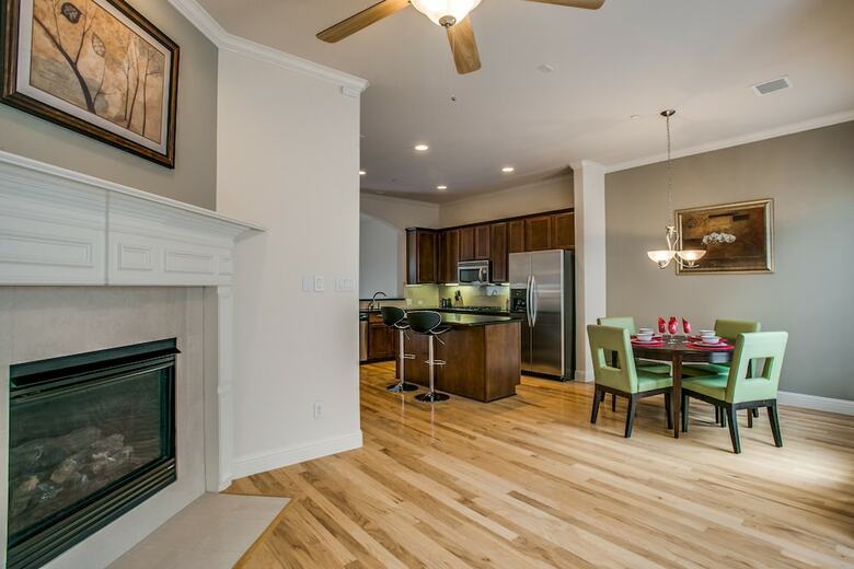 Stylish 3 Bedroom Town Home At Shops At