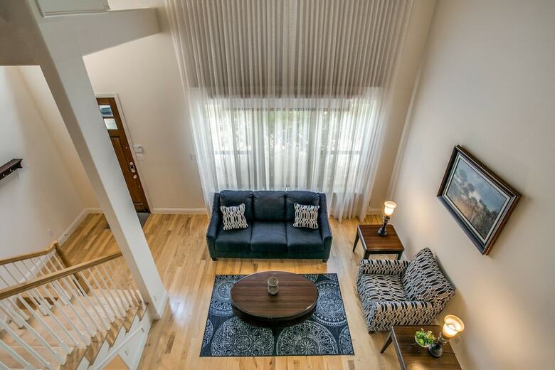 Stylish 3 Bedroom Town Home At Shops At