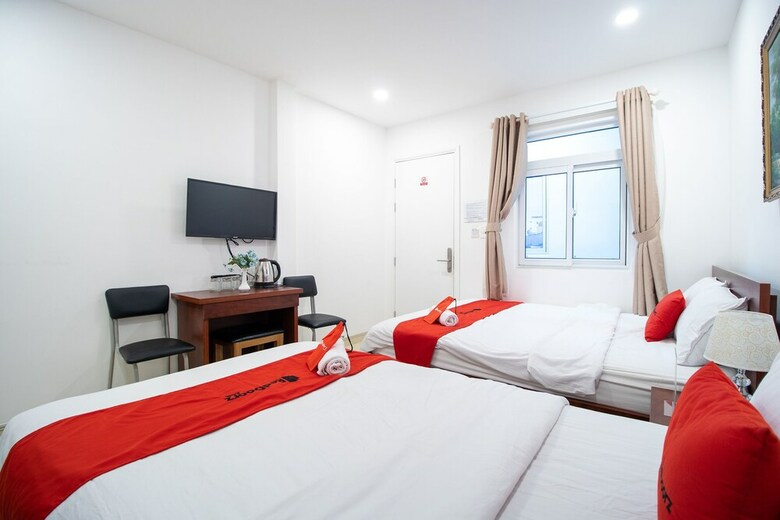 Hotel Reddoorz @ Le Van Sy Street 3