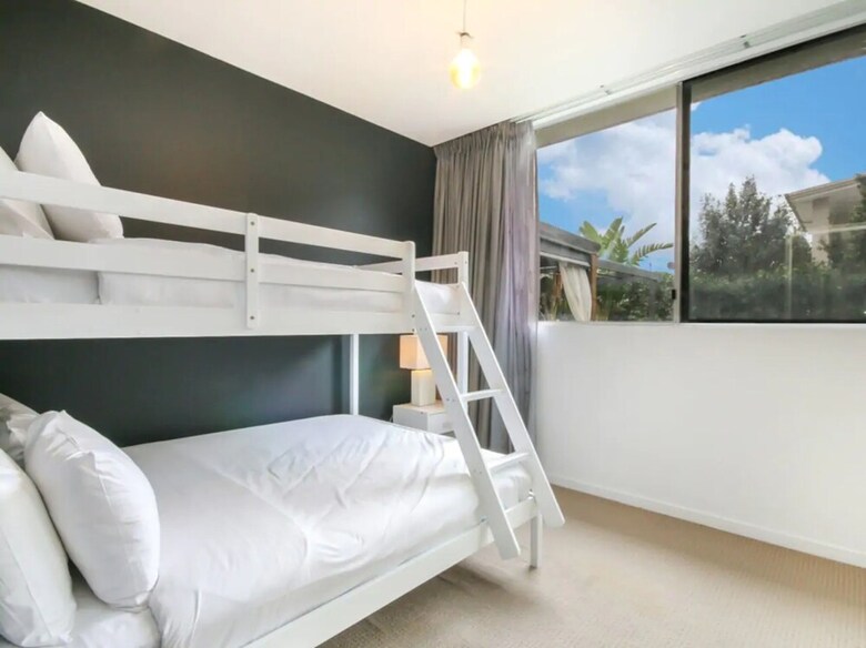 Spacious 2 Bedroom Apartment In Ascot With Large Private Garden