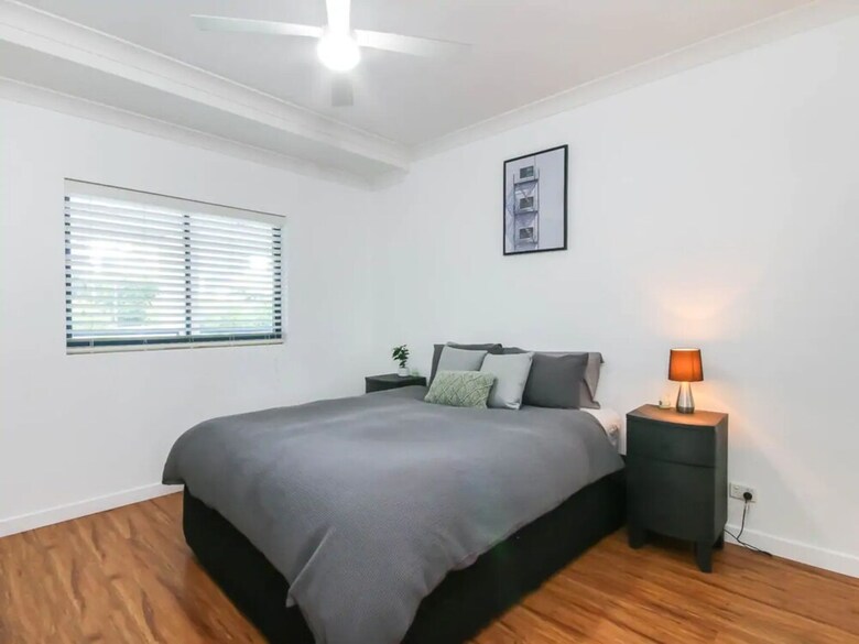 Modern 2 Bedroom River View Apartment In Docklands