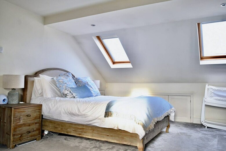 Spacious 2 Bedroom Family Home In Earlsfield