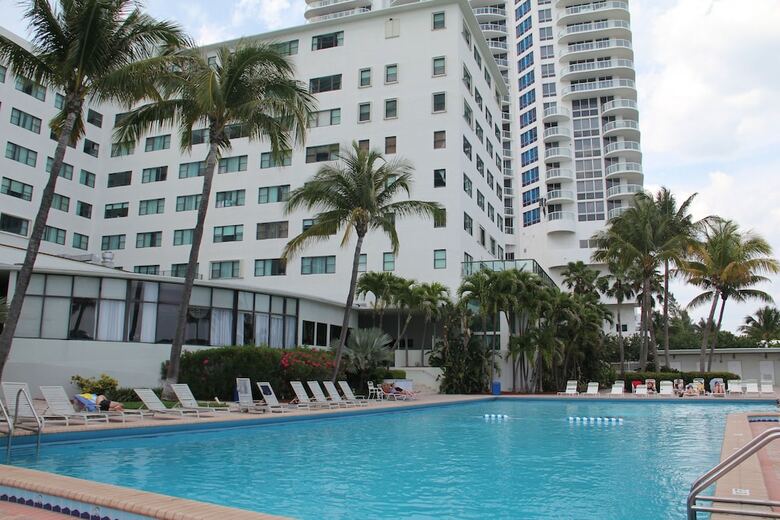 Beautiful & Spacious Studio Right On The Beach On Millionaire?s Row!