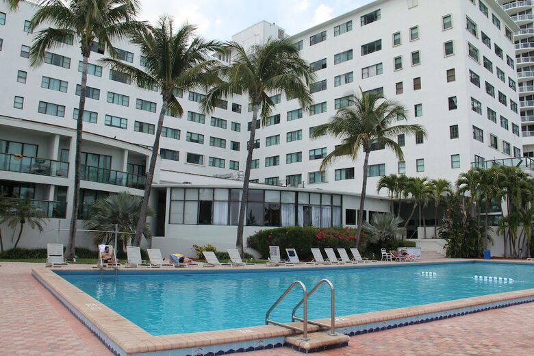 Beautiful & Spacious Studio Right On The Beach On Millionaire?s Row!