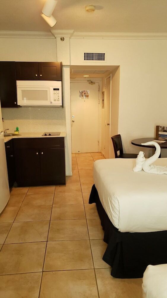 Hotel Renovated Ocean View Studio Sleeps 4 , On The Beach