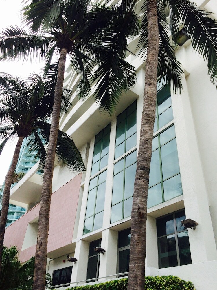 Newly Renovated Condo With Private Balcony  Ocean Views