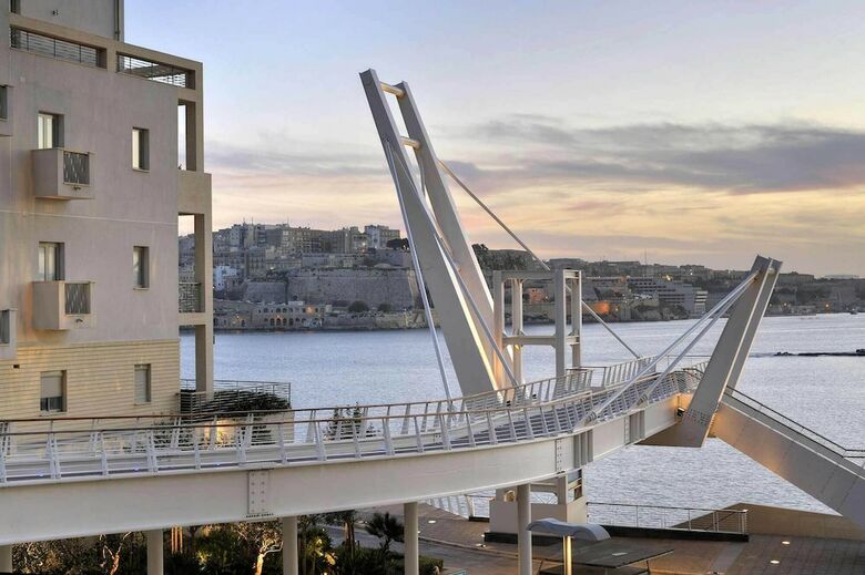 Apartamentos Luxury Seafront Oasis In Central Sliema W/ Pool