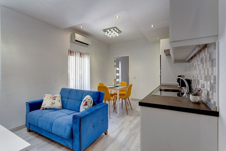 Idyllic Apartment Just Off The Promenade