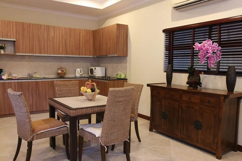 2bdr Majestic Villa - 300 From Beach