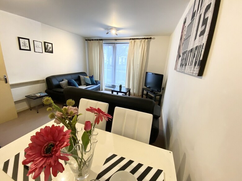 Tudors Esuites Skyline City Apartment