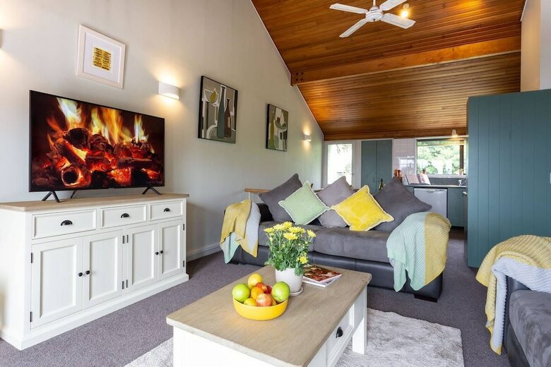 Spacious Lake View Alpine Townhouse Walk To Town