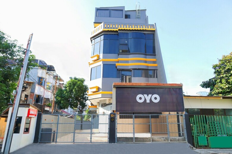 Hostal Oyo 2308 Seven Season Residence
