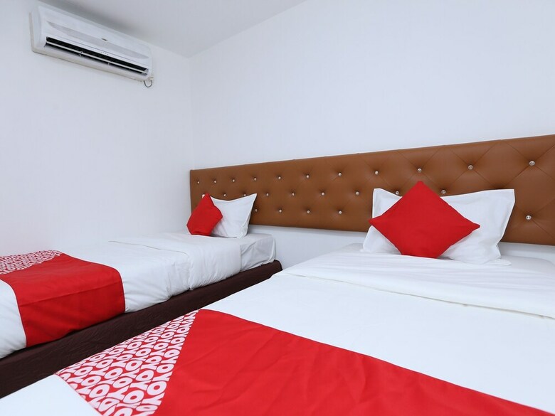 Oyo 89672 Eg Hotel Jj