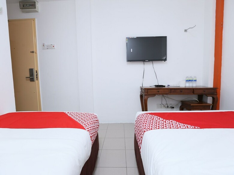 Oyo 89672 Eg Hotel Jj