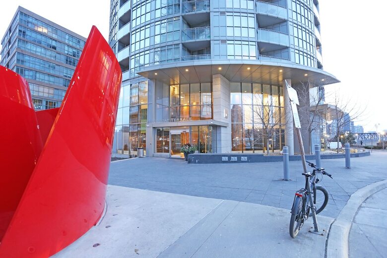 Fabulous Condo In Heart Of Downtown