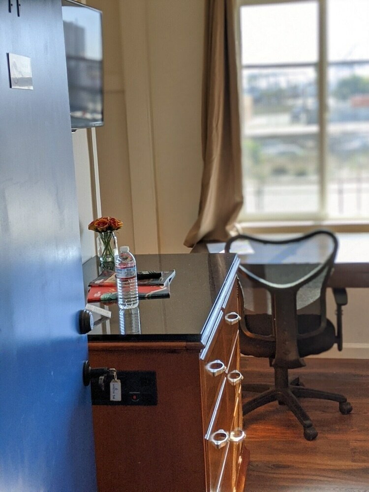 Hostal Anchor Pointe Inn