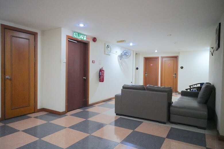 Hotel Oyo 89866 Houz Inn
