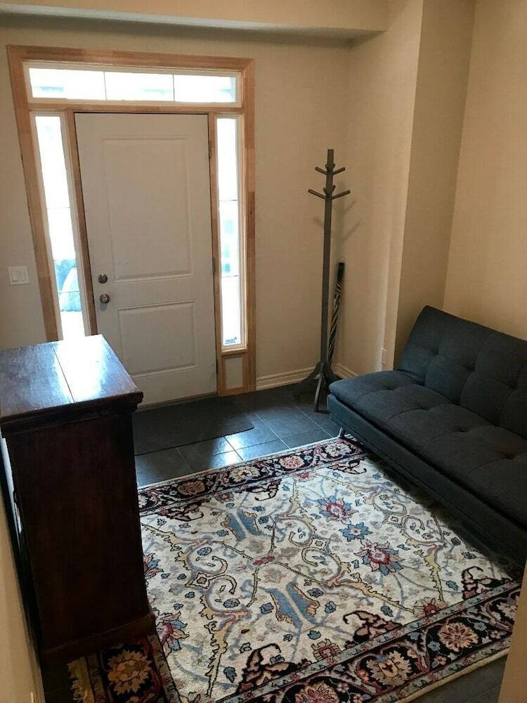 Quiet Town Home At Lake Ontario