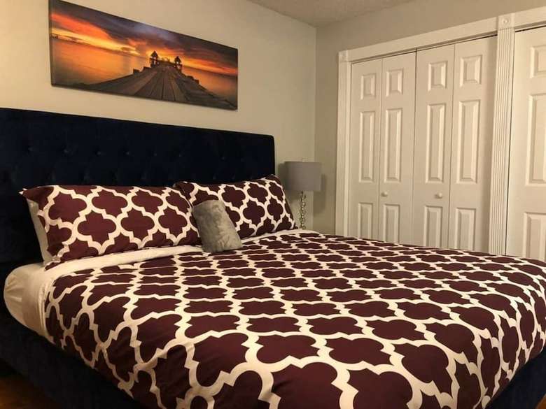 6149 Sandcrest � Next To Universal. 8 Beds. Pool. Very Clean