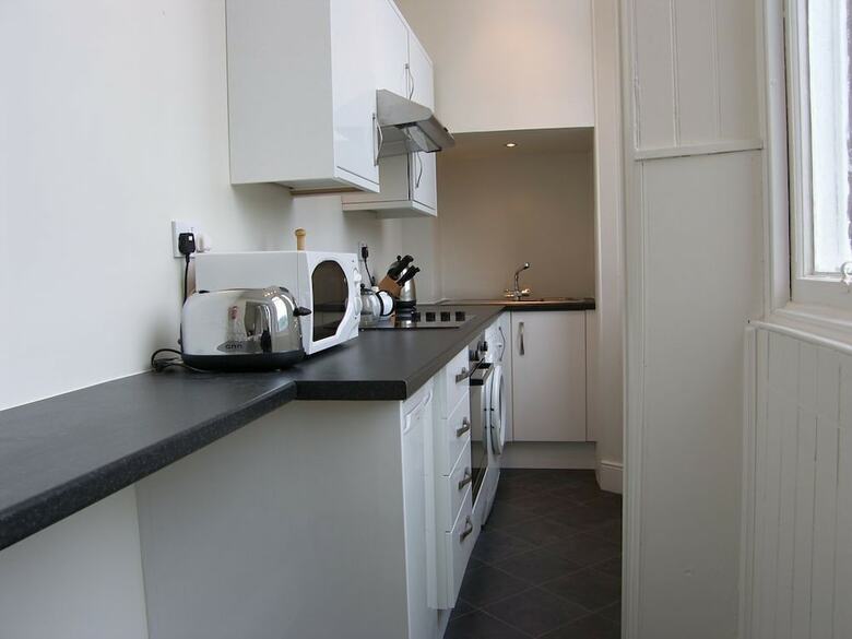 Tay Pearls - River Chambers Apartment