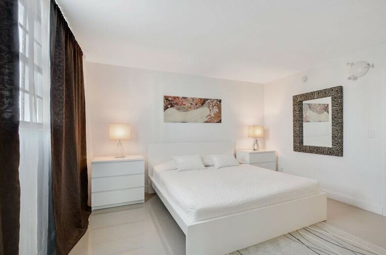 1 Bedroom +den Bay View Or620