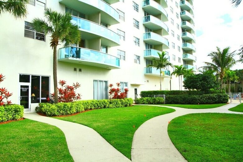 1 Bedroom +den Bay View Or620