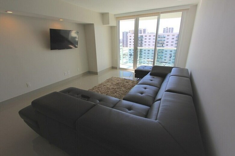 1 Bedroom + Den Bay View Apartment Or1610