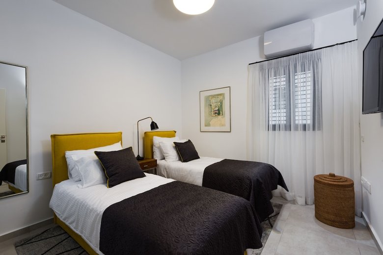 Apartamento Contemporary & Texture-rich Hideaway