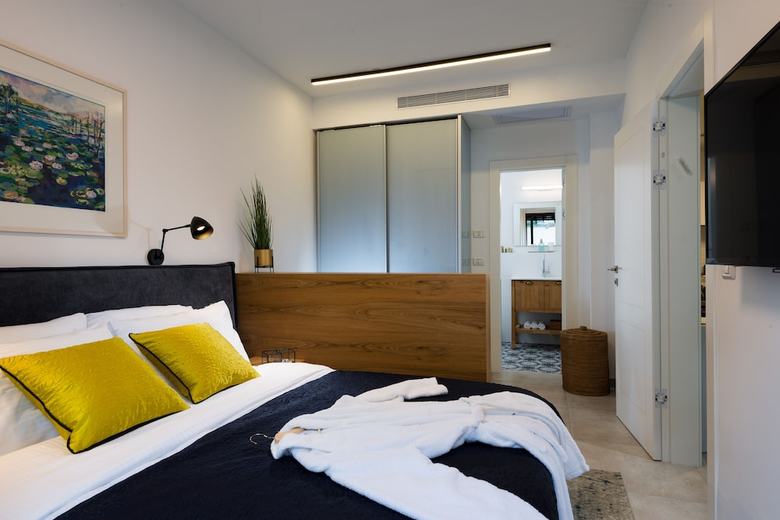 Apartamento Contemporary & Texture-rich Hideaway