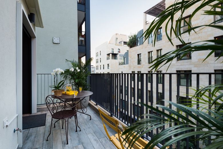 Apartamento Contemporary & Texture-rich Hideaway