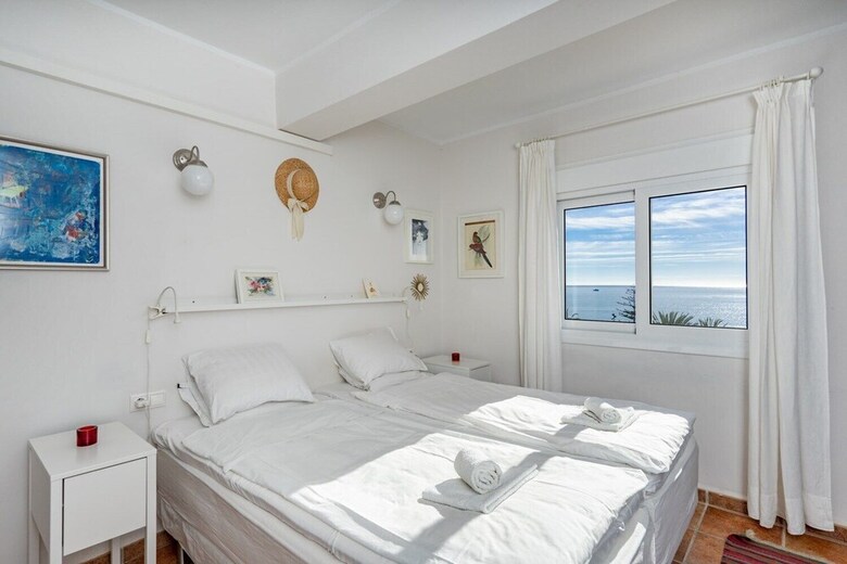 Lovely Beachfront Apartment With Sunny Balcony Ref 35