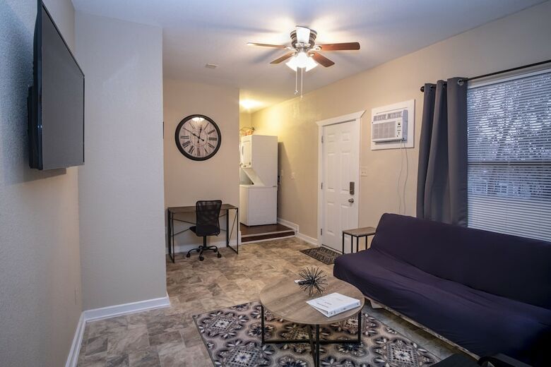 Cozy Downtown Guest House 2br/1ba Sleeps 8