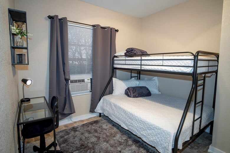 Cozy Downtown Guest House 2br/1ba Sleeps 8