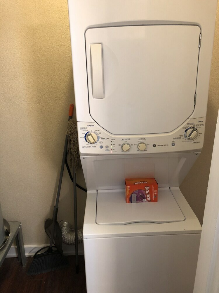 Cozy Downtown Guest House 2br/1ba Sleeps 8