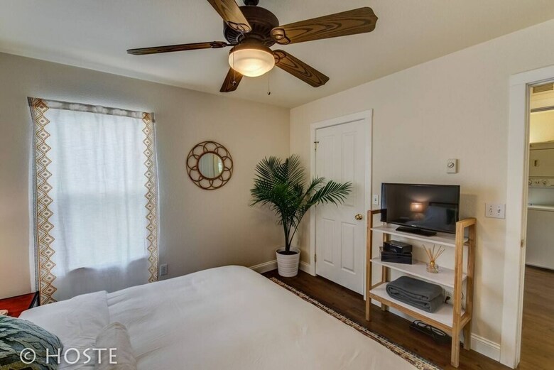 Romantic Getaway King Bed 1min To Restaurants!